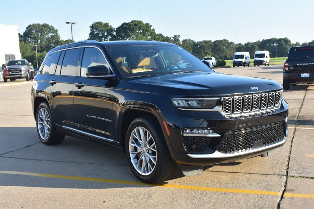Used 2023 Jeep Grand Cherokee Summit w/ Luxury Tech Group V AWD/4WD image 3