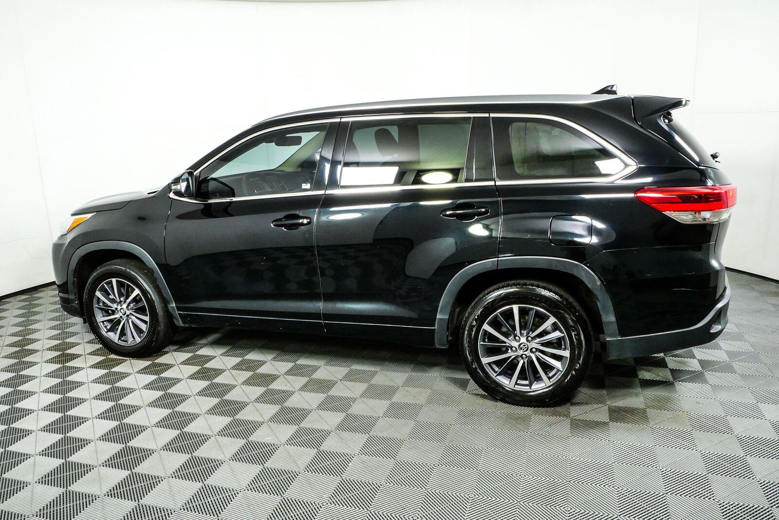 Used 2018 Toyota Highlander XLE FWD image 29