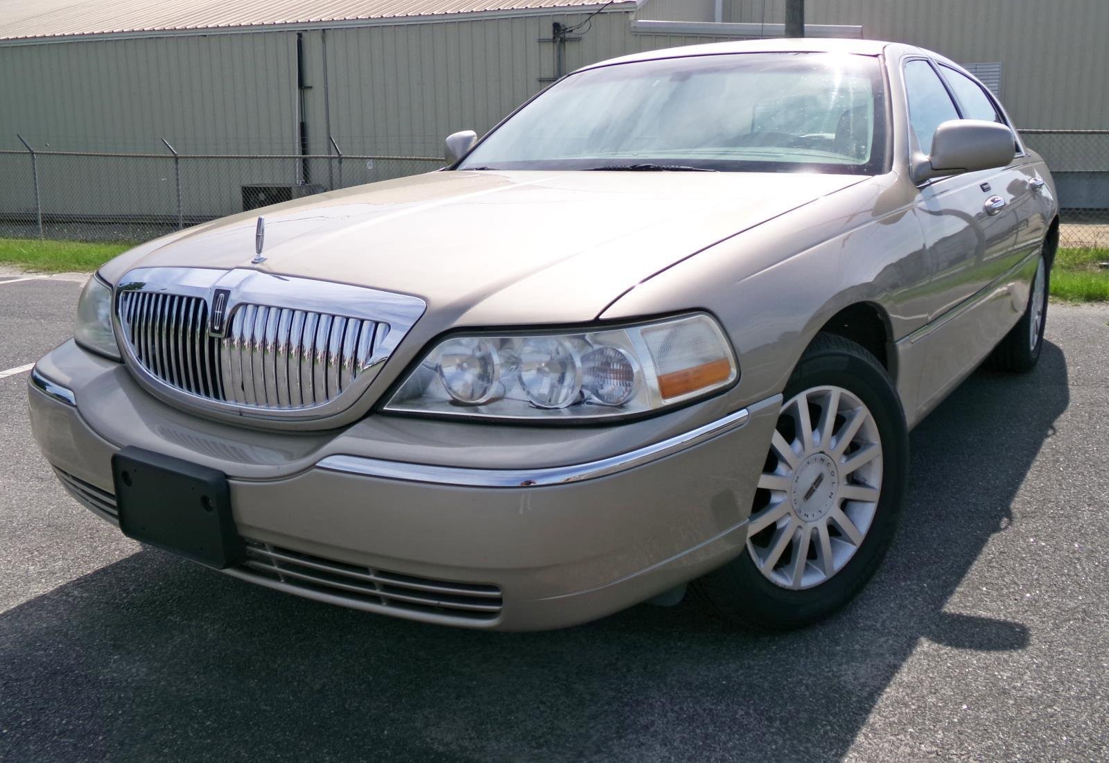 Used 2007 Lincoln Town Car Signature
