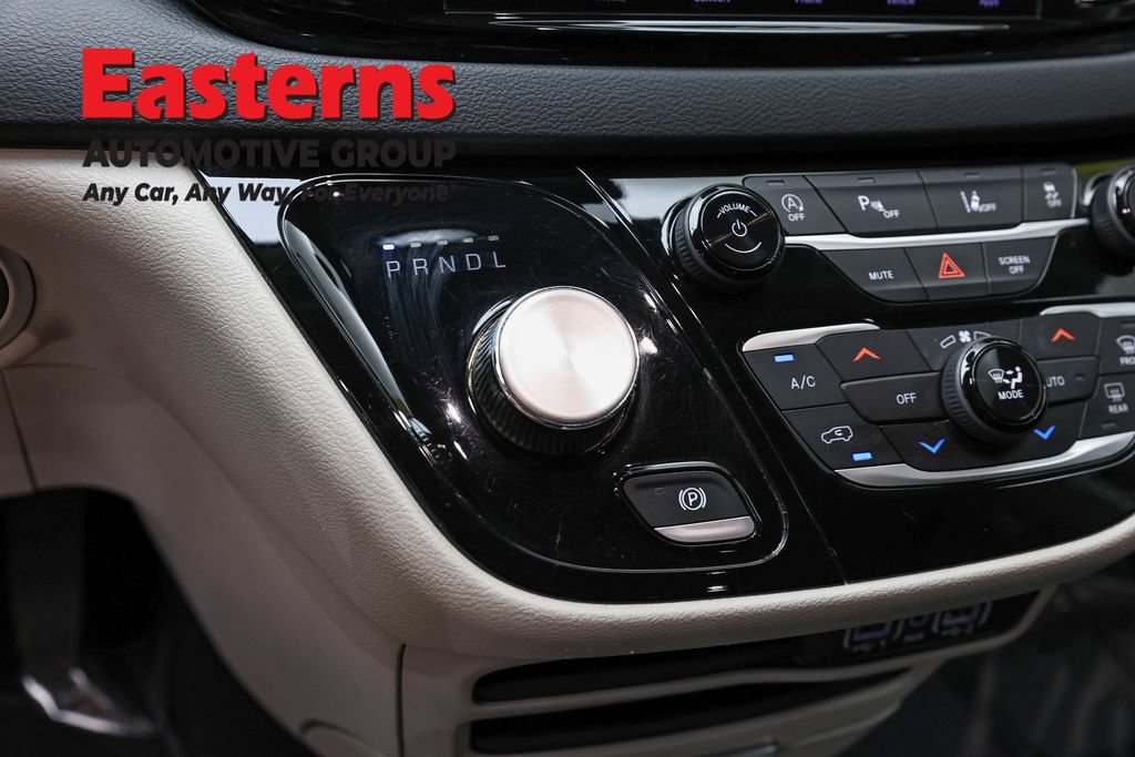 Used 2023 Chrysler Pacifica Touring-L FWD image 13