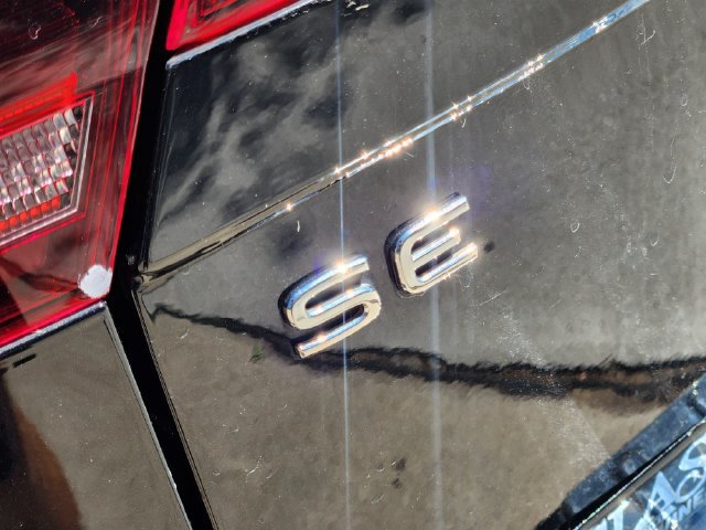 Used 2022 Volkswagen Tiguan SE R-Line FWD image 9