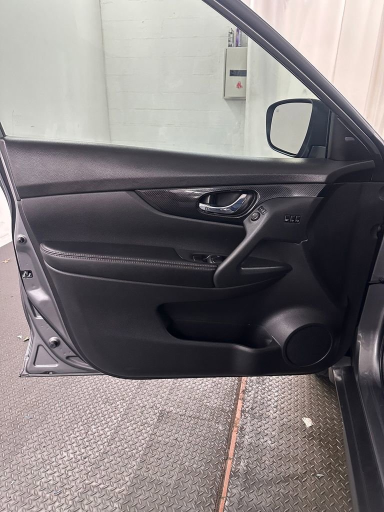 Used 2018 Nissan Rogue SL w/ Premium Package AWD/4WD image 8