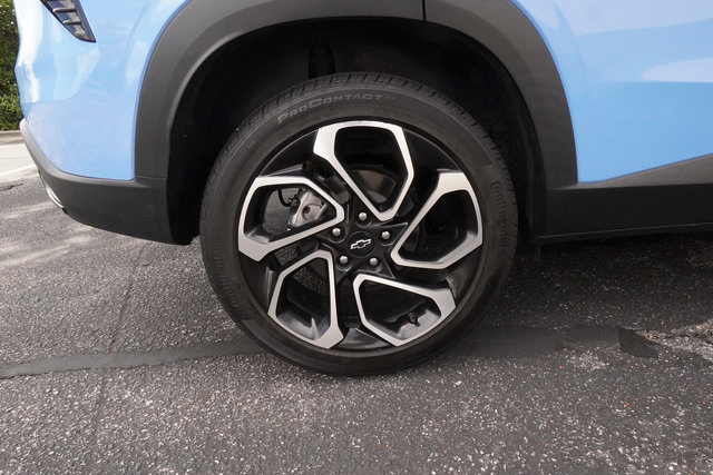 Used 2024 Chevrolet Trax RS w/ Sunroof Package FWD image 30