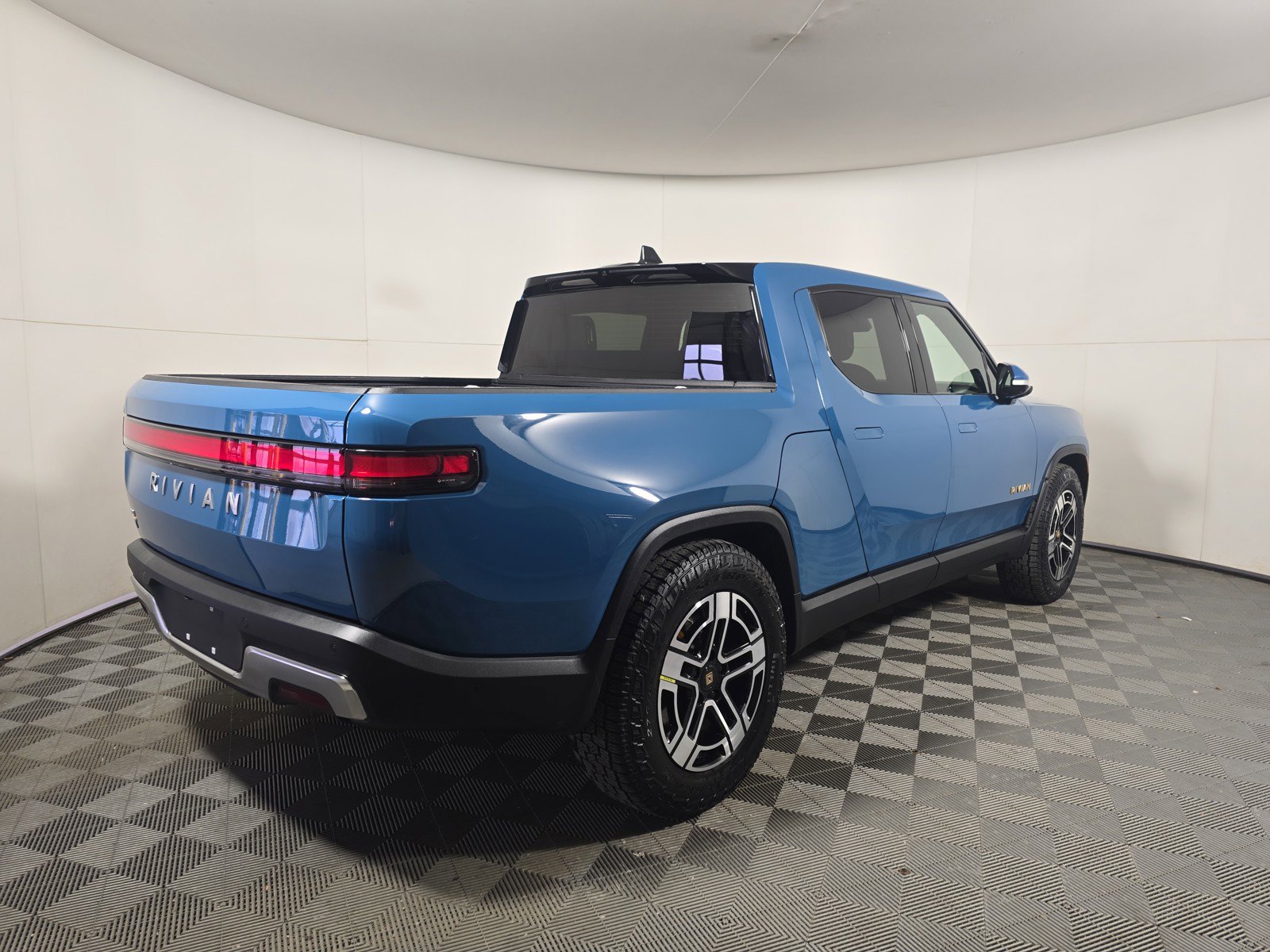 Used 2023 Rivian R1T Adventure image 5