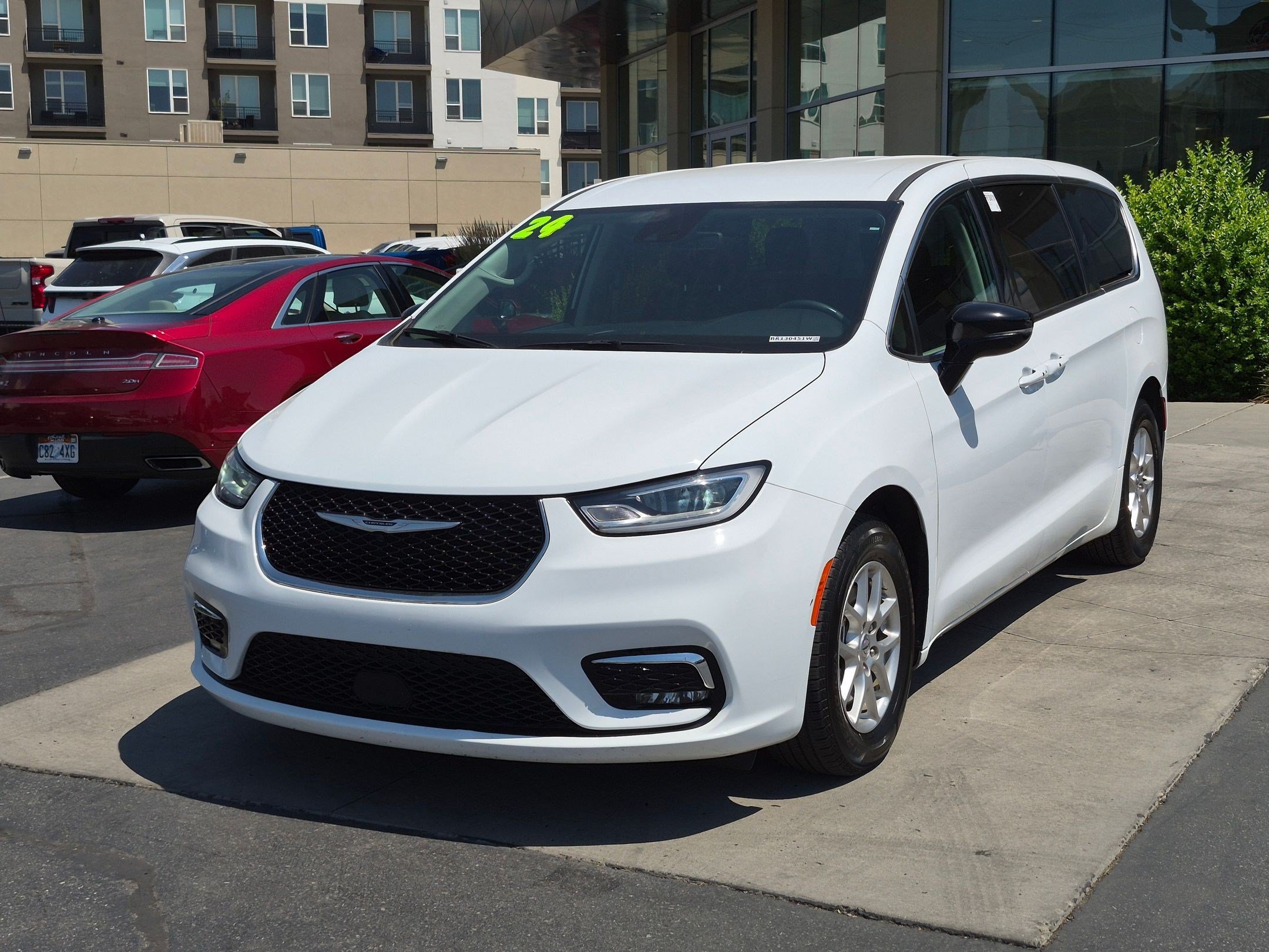 Used 2024 Chrysler Pacifica Touring-L FWD image 9