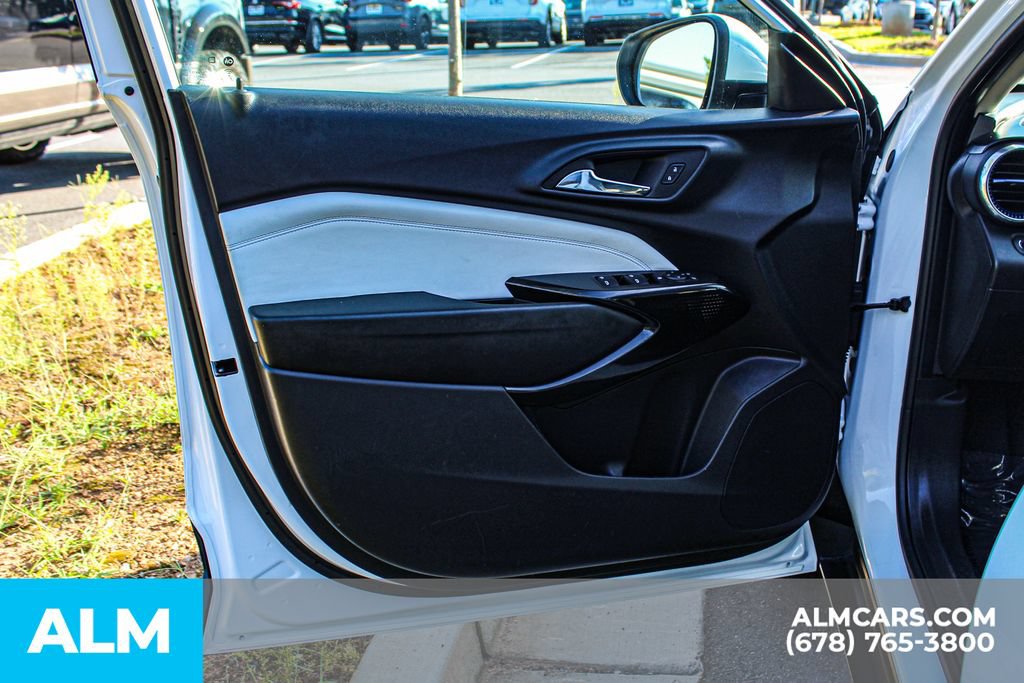 Used 2025 Chevrolet Trax LT FWD image 37