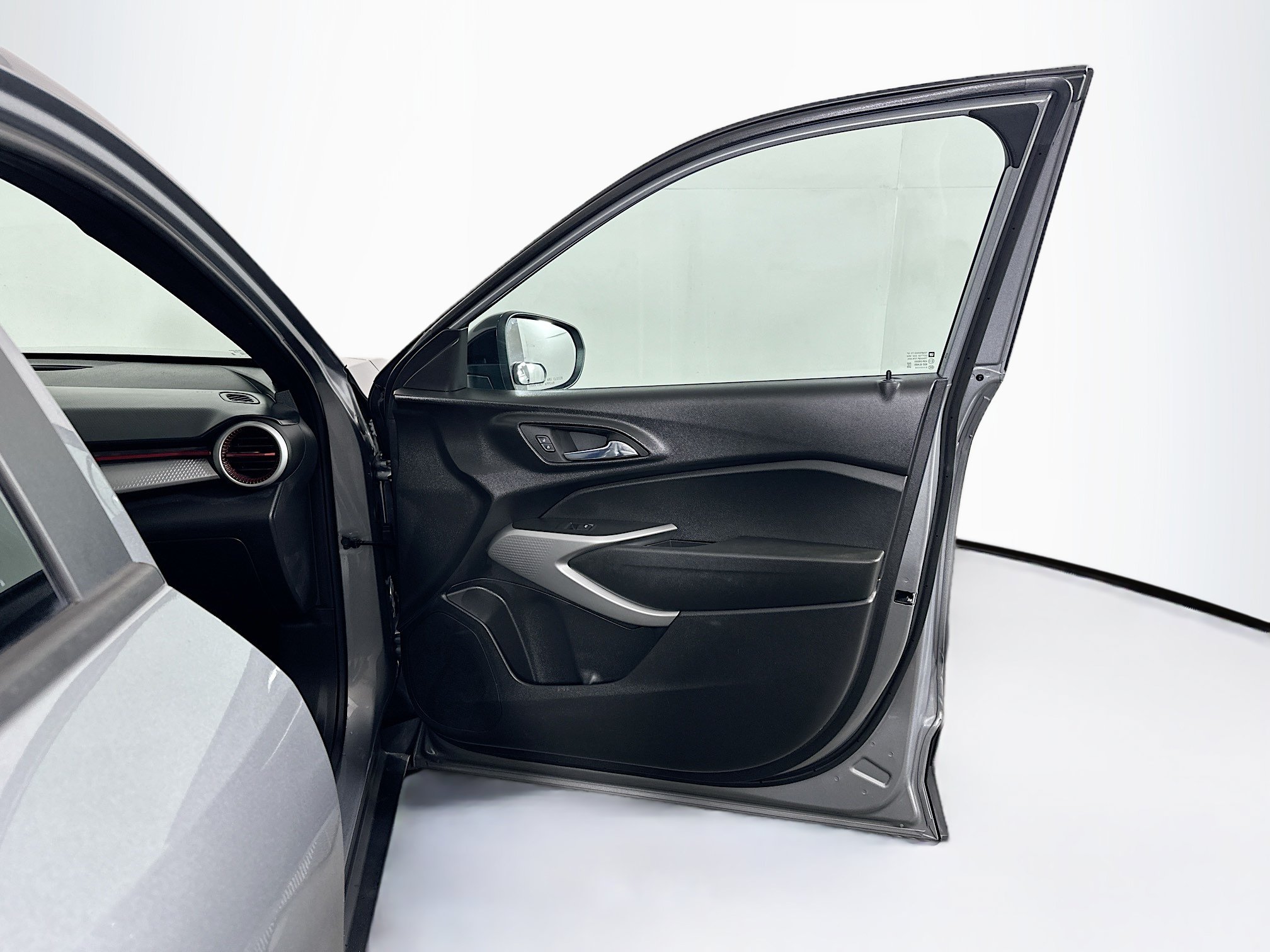 Used 2024 Chevrolet Trax RS w/ Sunroof Package FWD image 31