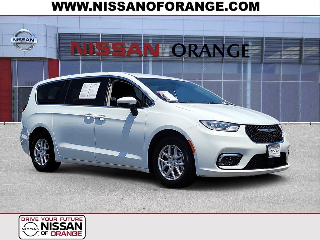 Used 2023 Chrysler Pacifica Touring-L FWD image 1