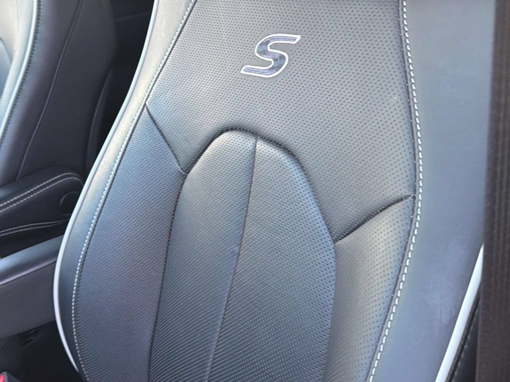 Used 2025 Chrysler Pacifica Premium FWD image 32