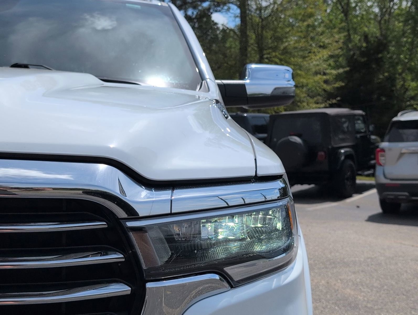 Used 2025 RAM 1500 Laramie AWD/4WD image 9