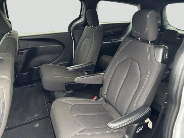 Used 2024 Chrysler Pacifica Touring FWD image 13