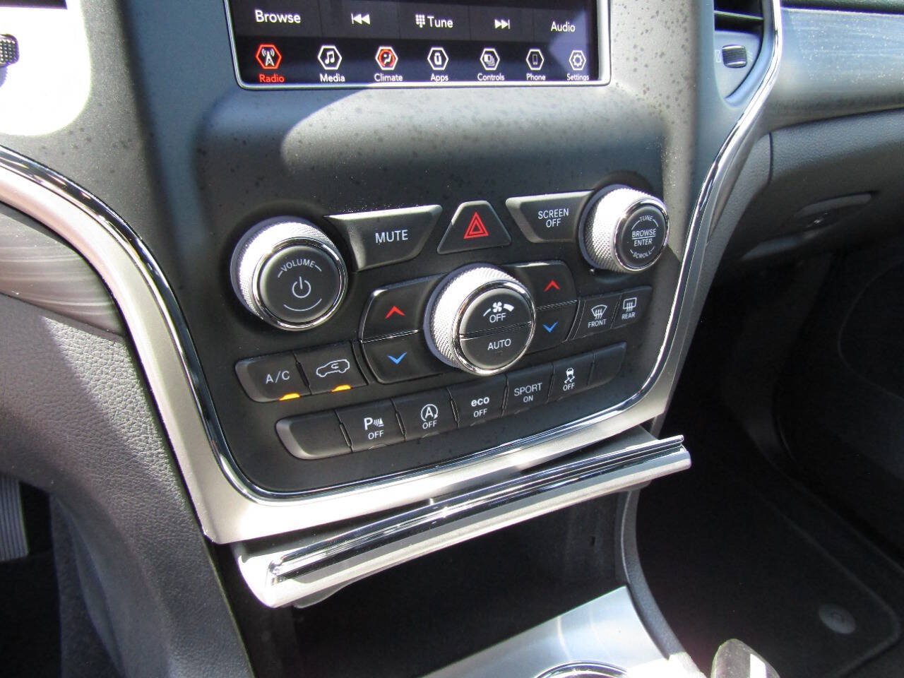 Used 2021 Jeep Grand Cherokee Laredo AWD/4WD image 16