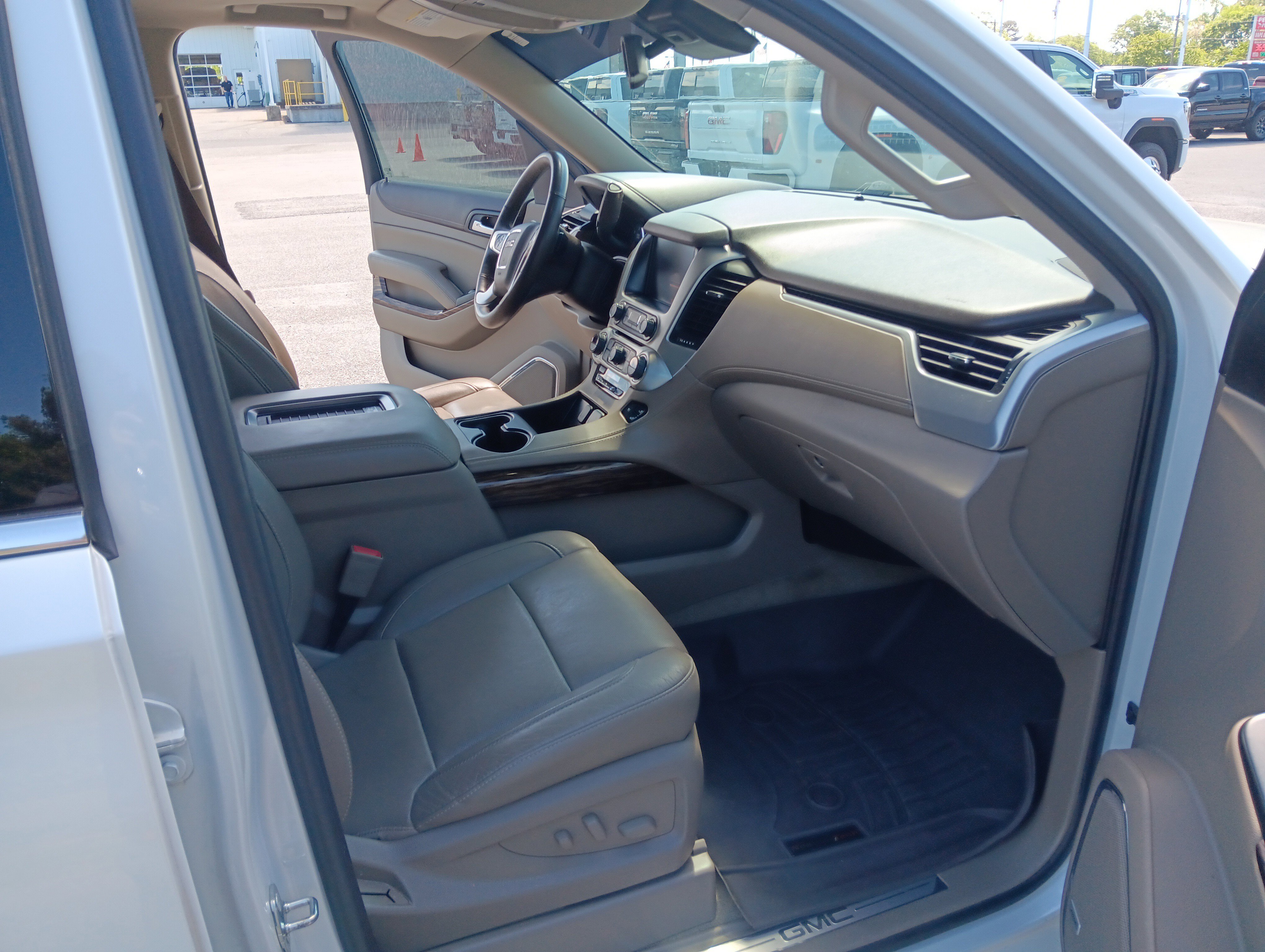 Used 2017 GMC Yukon SLT w/ Open Road Package image 17