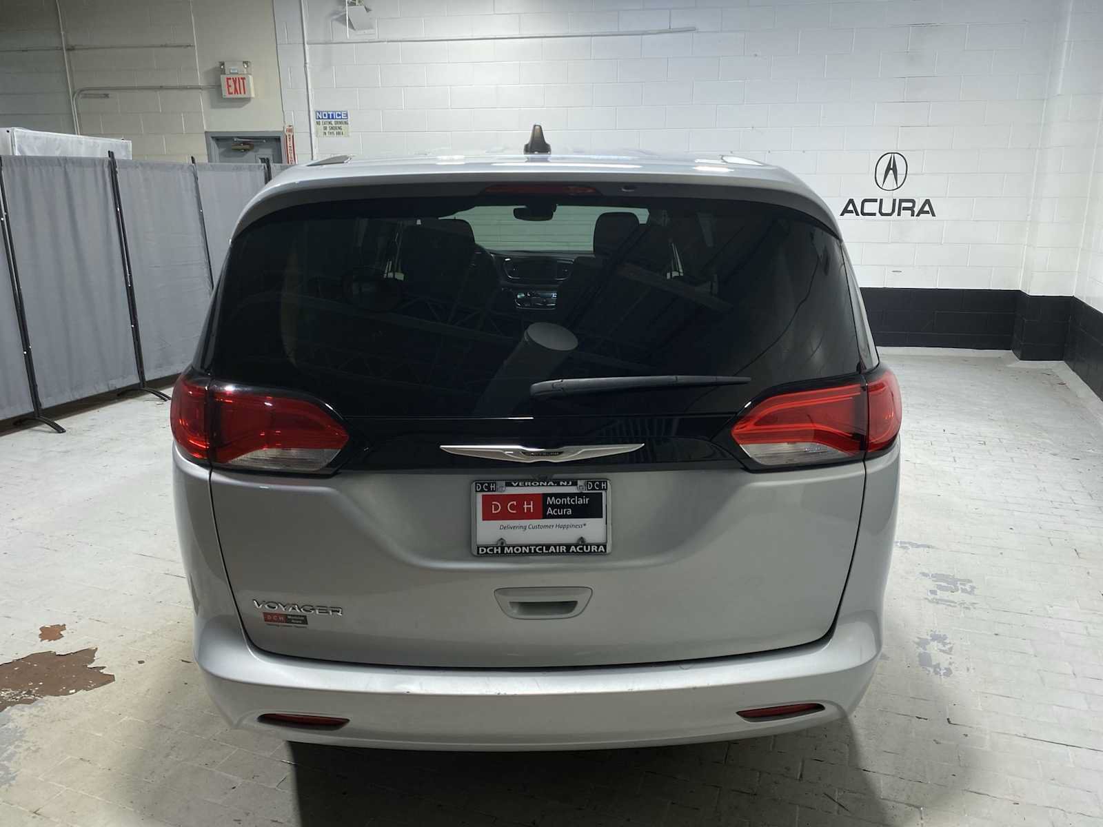 Used 2023 Chrysler Voyager LX FWD image 5