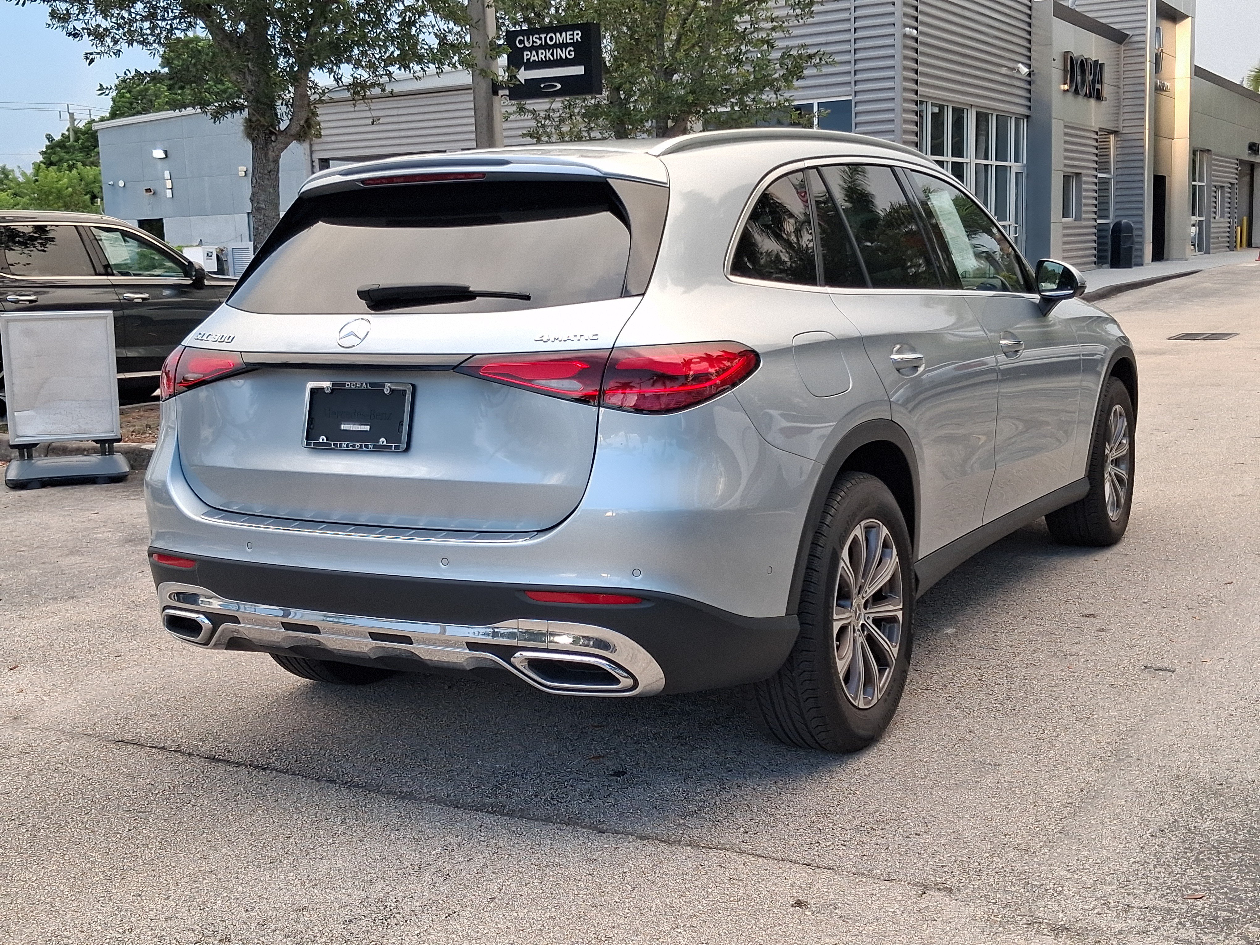 Used 2023 Mercedes-Benz GLC 300 4MATIC image 4