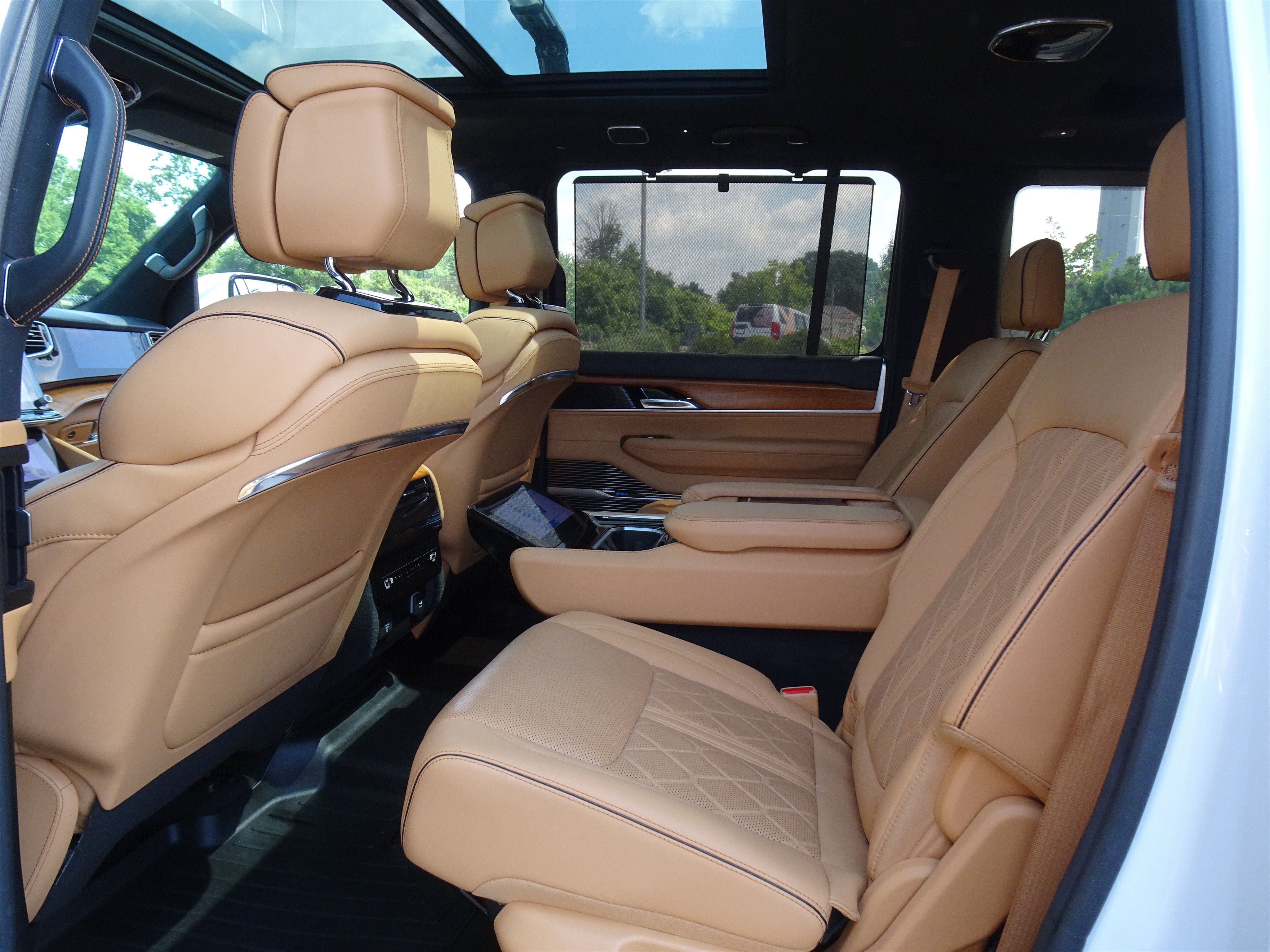 Used 2022 Jeep Grand Wagoneer Series III w/ HD Trailer Tow Package AWD/4WD image 18