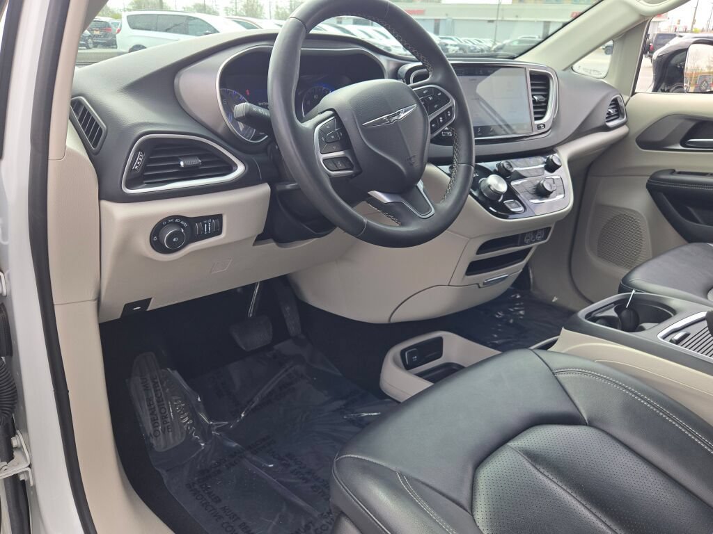 Used 2024 Chrysler Pacifica Touring-L FWD image 25