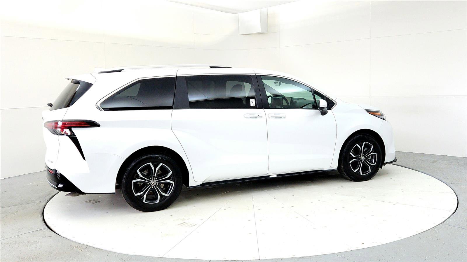 Used 2026 Toyota Sienna Platinum image 6