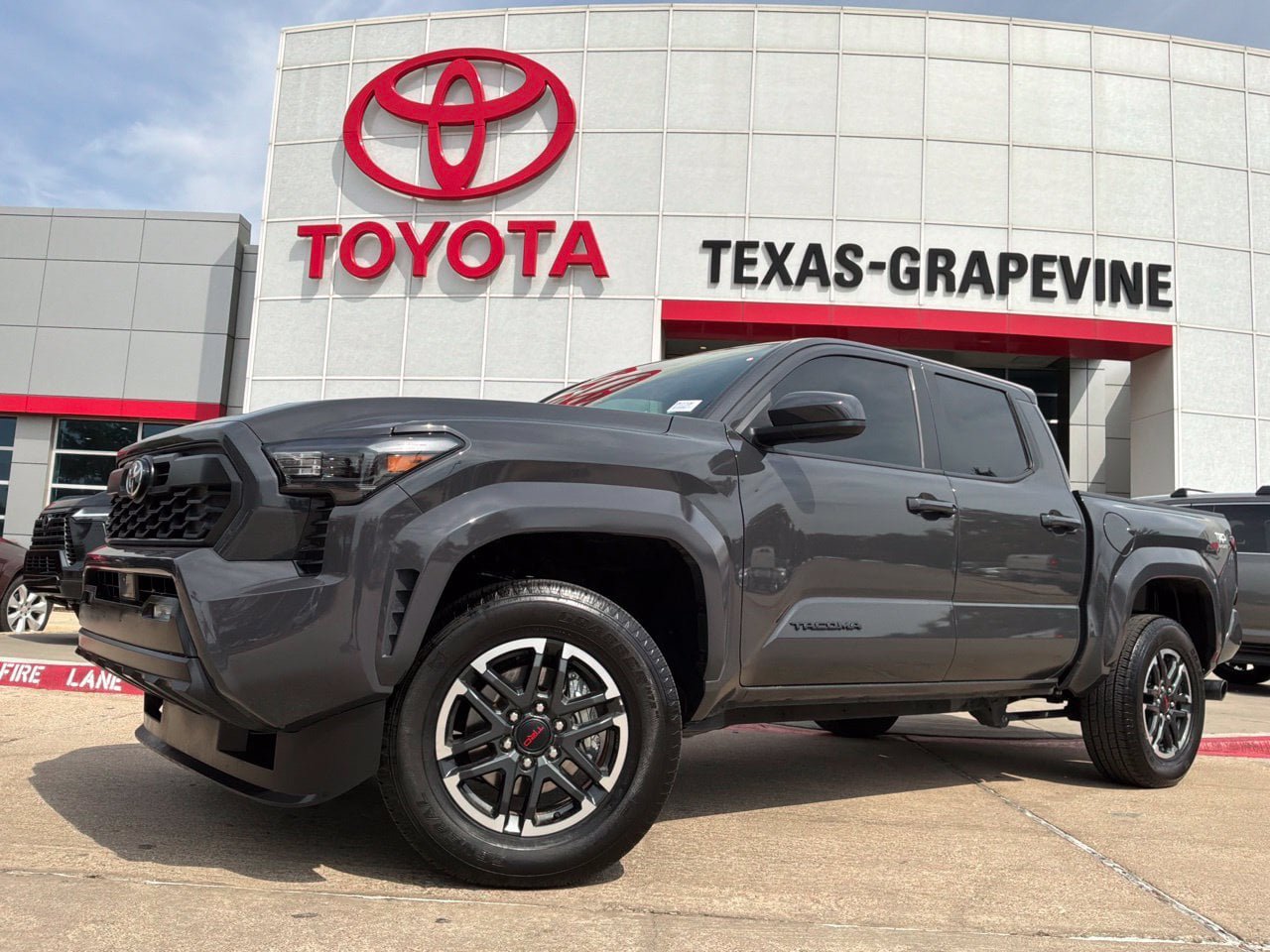 Used 2025 Toyota Tacoma TRD Sport AWD/4WD image 2