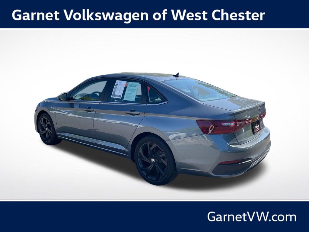 Certified 2025 Volkswagen Jetta SE w/ Black Wheel Package FWD image 3