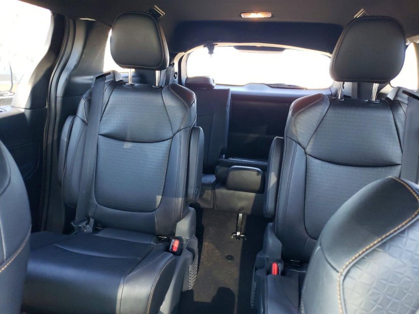 Used 2025 Toyota Sienna XLE Woodland Edition image 7