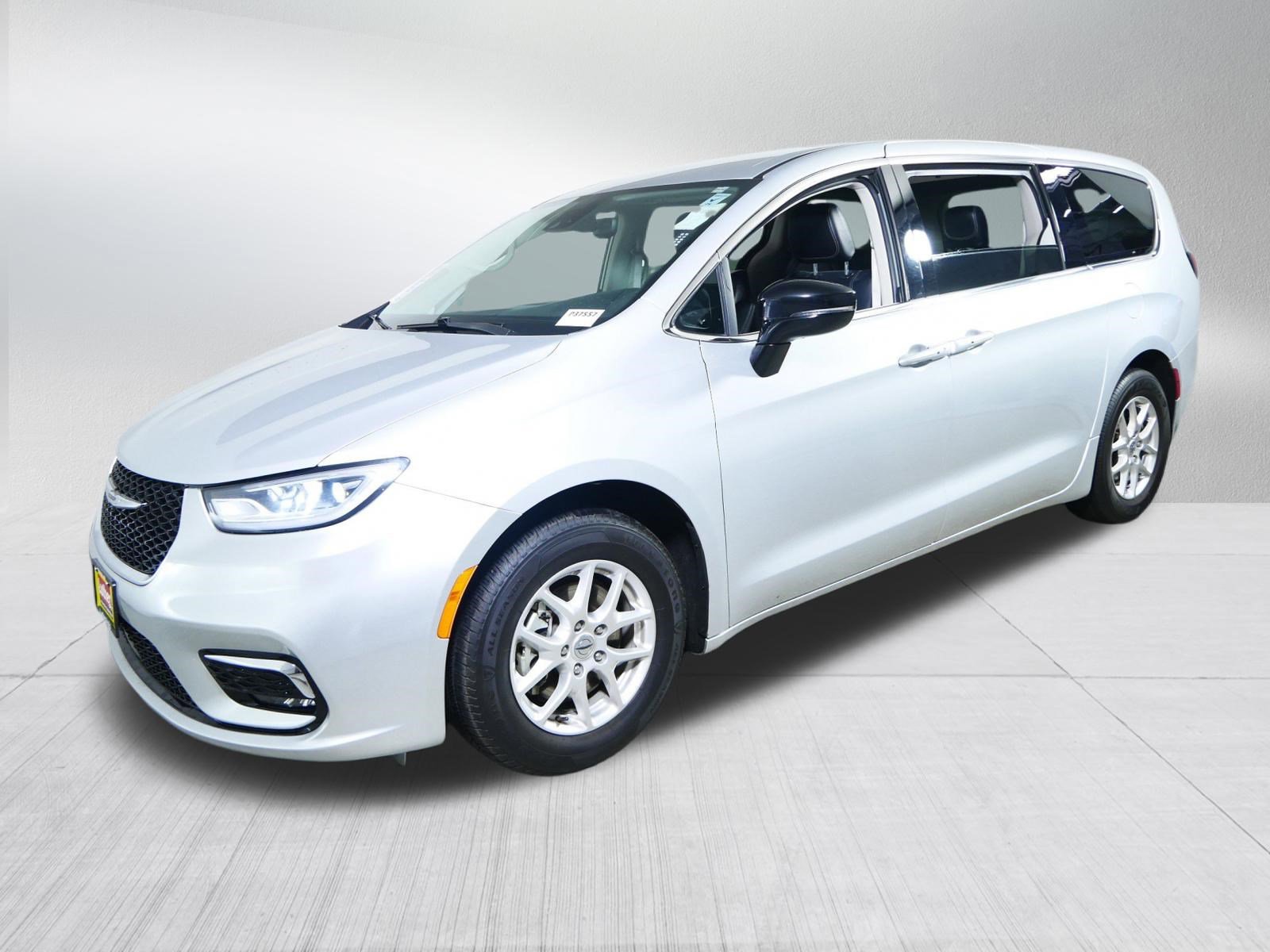 Used 2024 Chrysler Pacifica Touring-L image 3