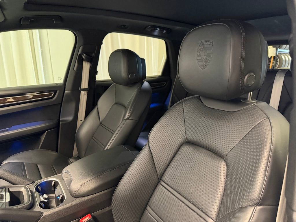 Certified 2023 Porsche Cayenne Platinum Edition image 5
