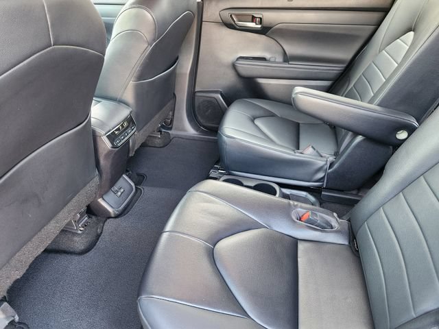Used 2023 Toyota Highlander XLE FWD image 31