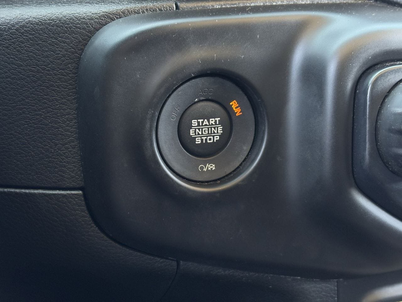 Used 2018 Jeep Wrangler Unlimited Sahara w/ Uconnect 4C Nav & Sound Group AWD/4WD image 18