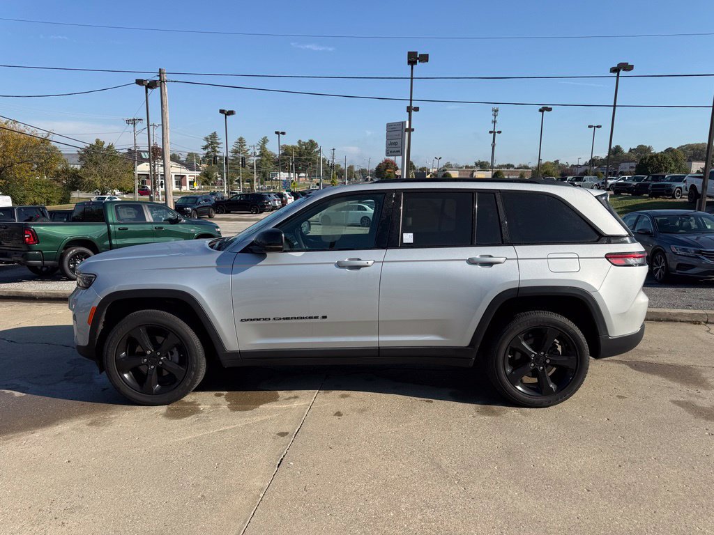 Used 2023 Jeep Grand Cherokee Altitude AWD/4WD image 9