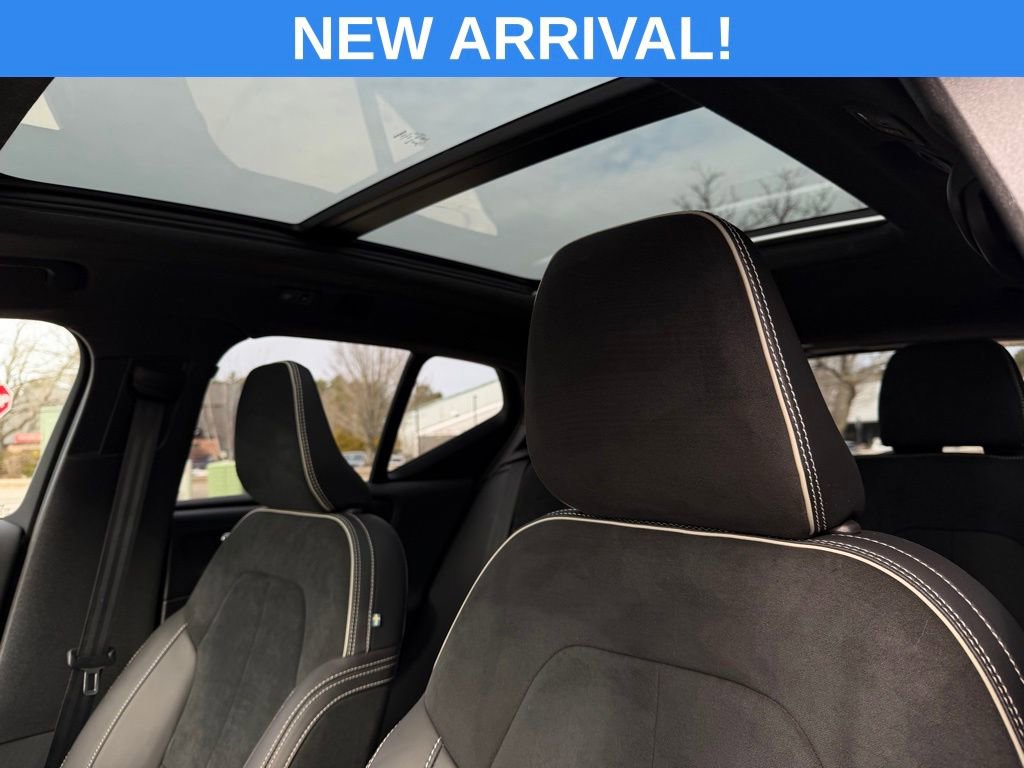 Used 2022 Volvo XC40 T5 R-Design w/ Advanced Package image 21
