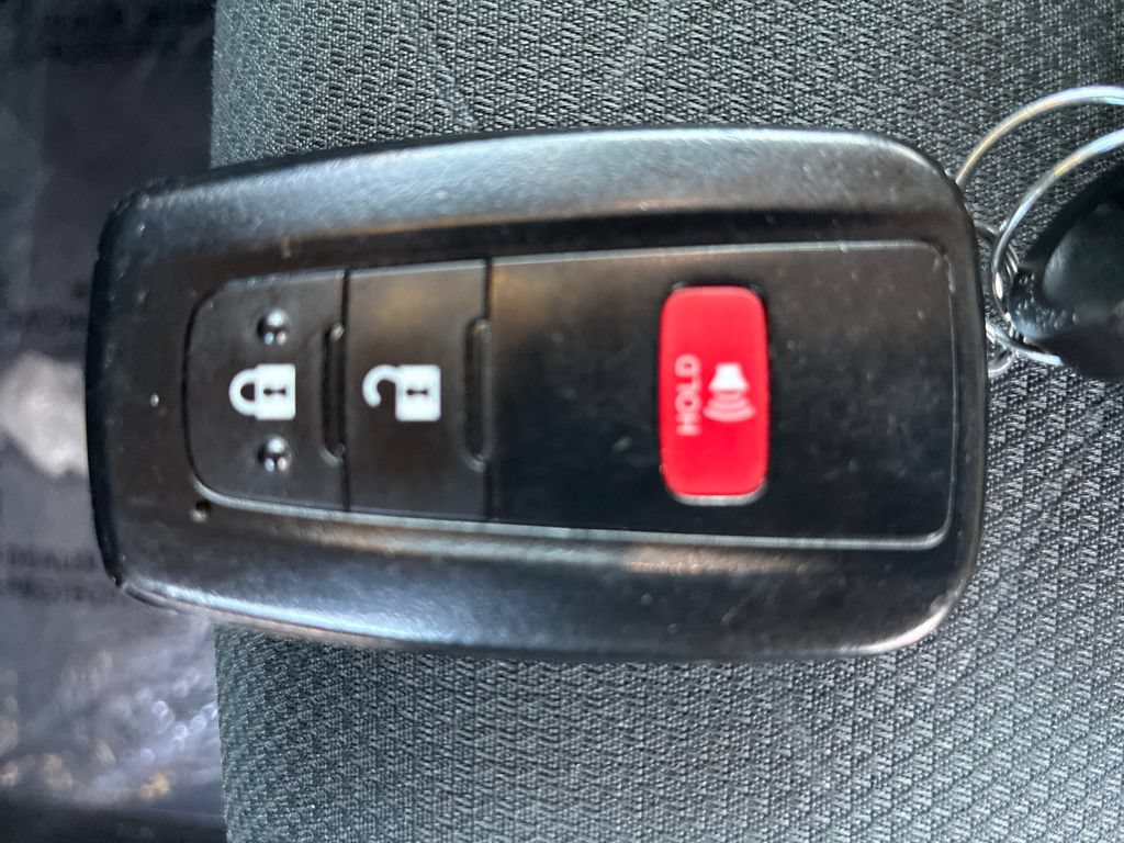 Used 2024 Toyota RAV4 XLE AWD/4WD image 29