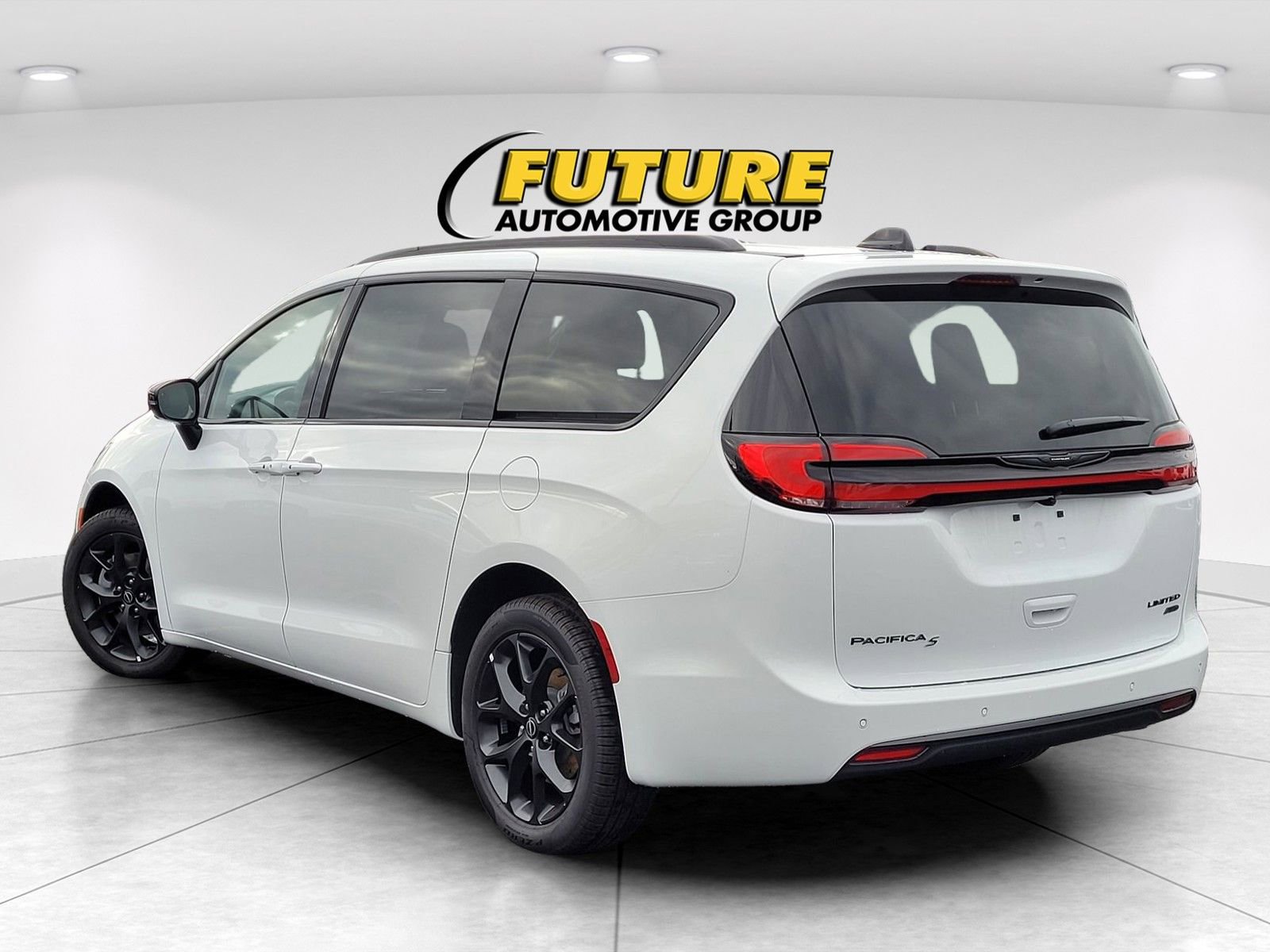 New 2026 Chrysler Pacifica Limited w/ Uconnect Theater Family Group image 5