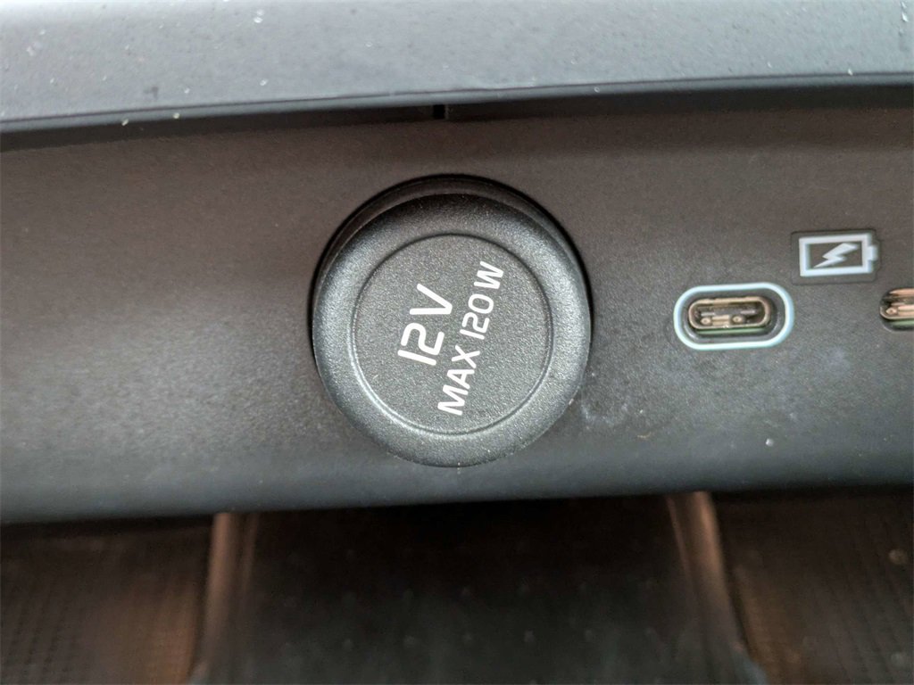 Used 2023 Volvo XC40 Recharge Core image 29