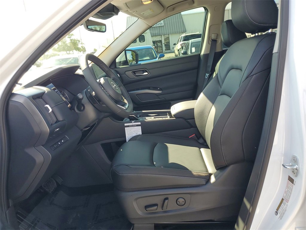 New 2025 Nissan Pathfinder SL image 11