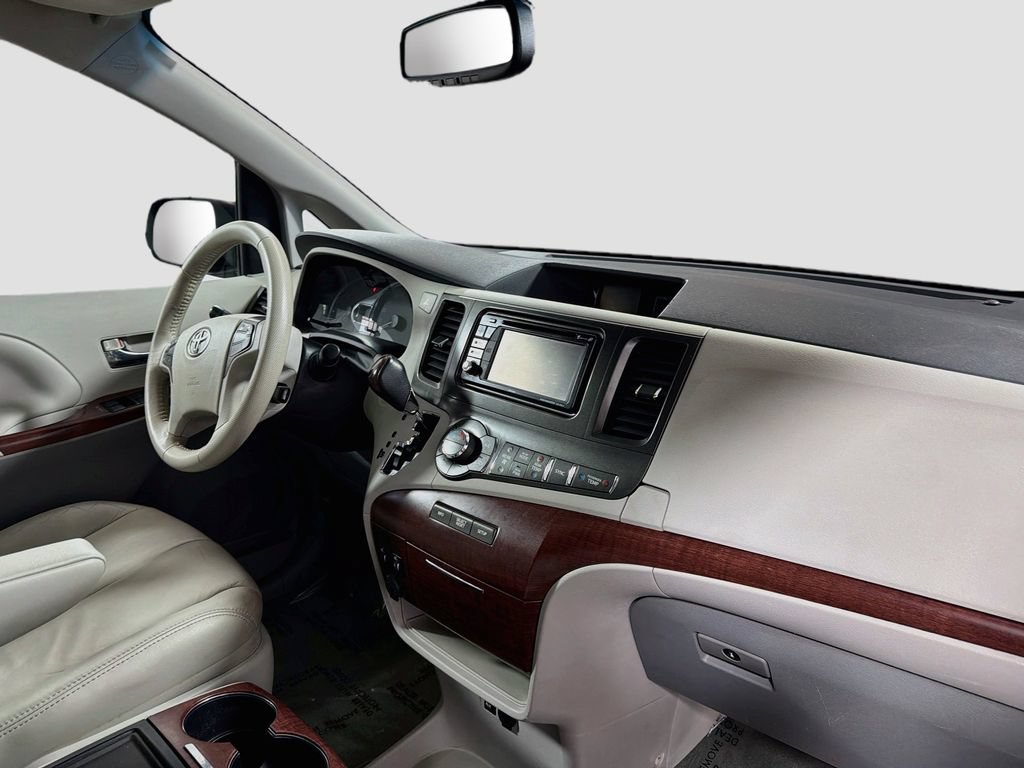 Used 2014 Toyota Sienna XLE FWD image 32