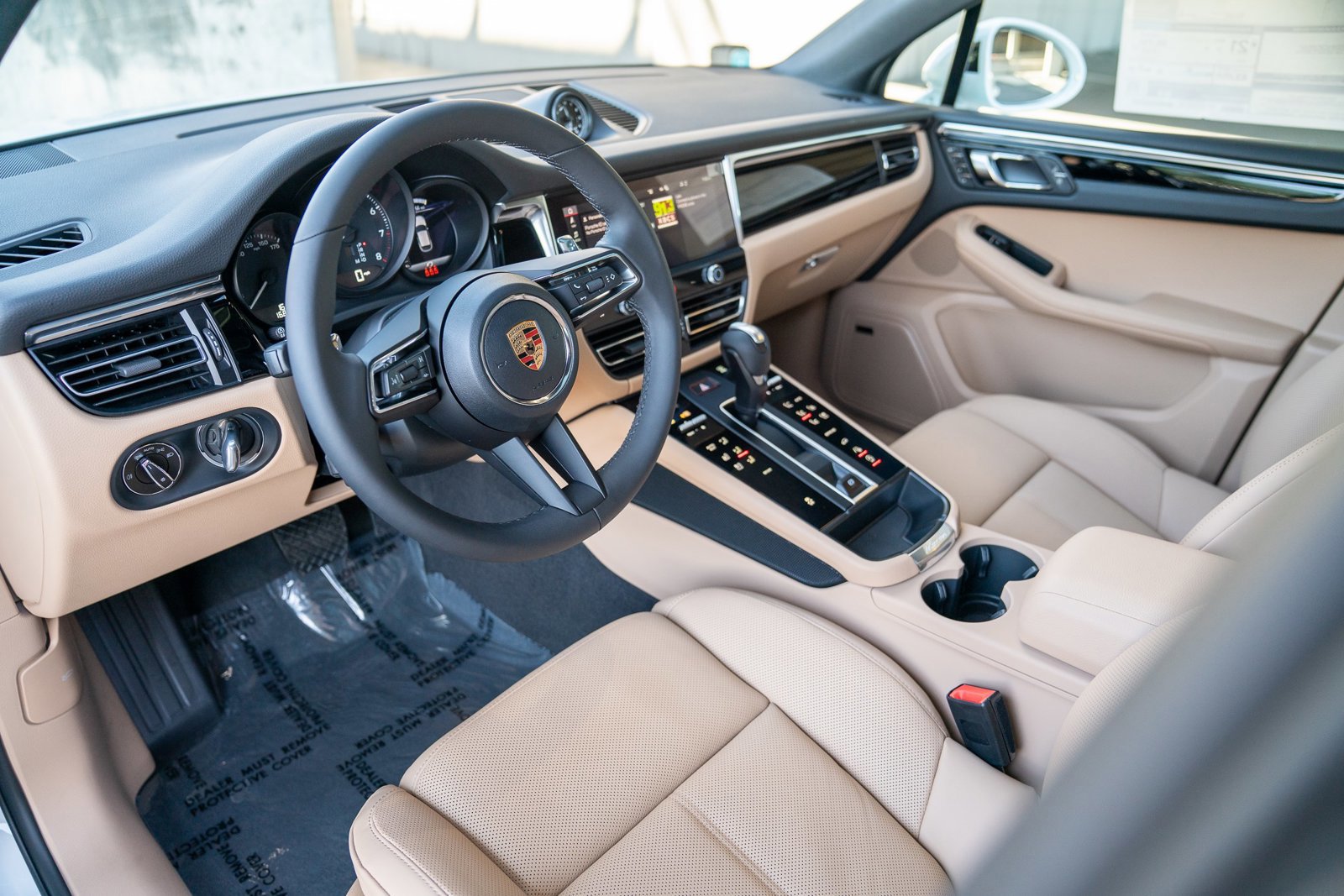 Certified 2025 Porsche Macan image 4