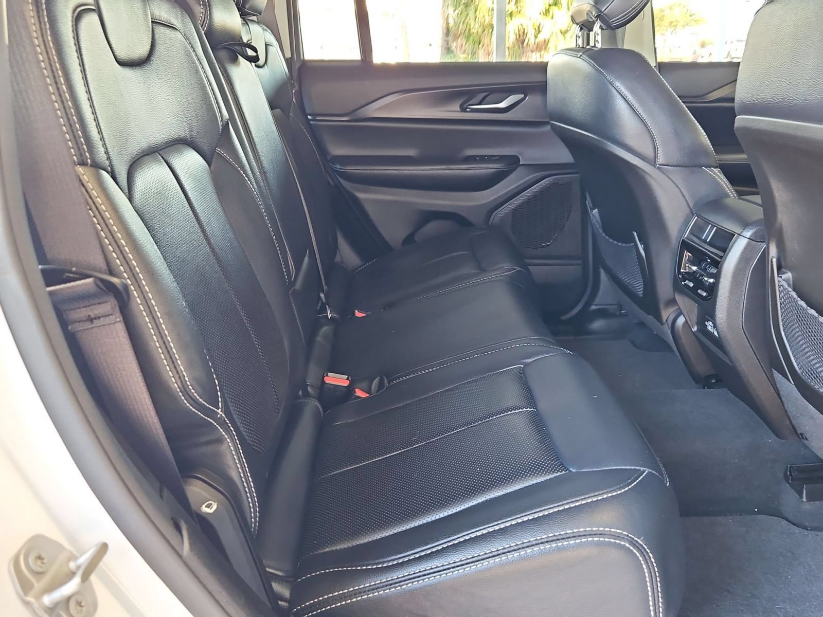 Used 2023 Jeep Grand Cherokee Laredo AWD/4WD image 26