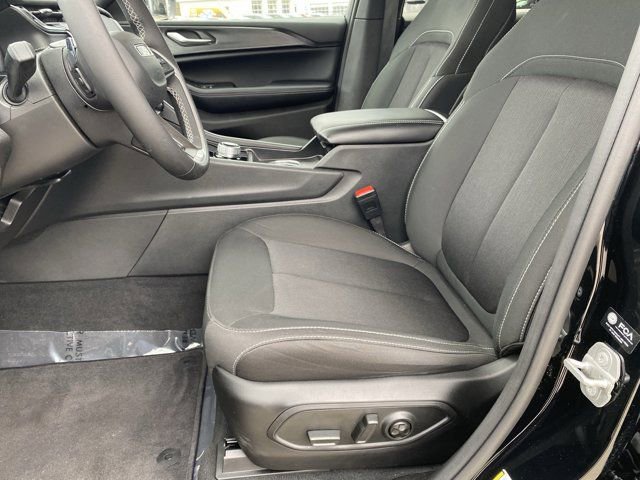 Used 2024 Jeep Grand Cherokee Laredo image 9