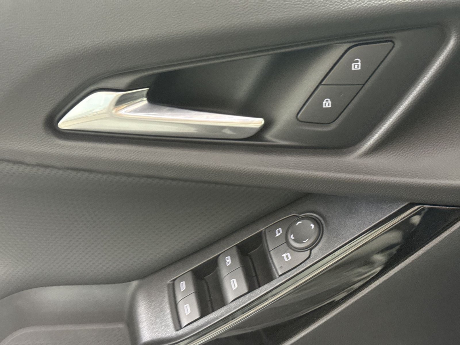New 2027 Chevrolet Equinox LT w/ Convenience Package II FWD image 16