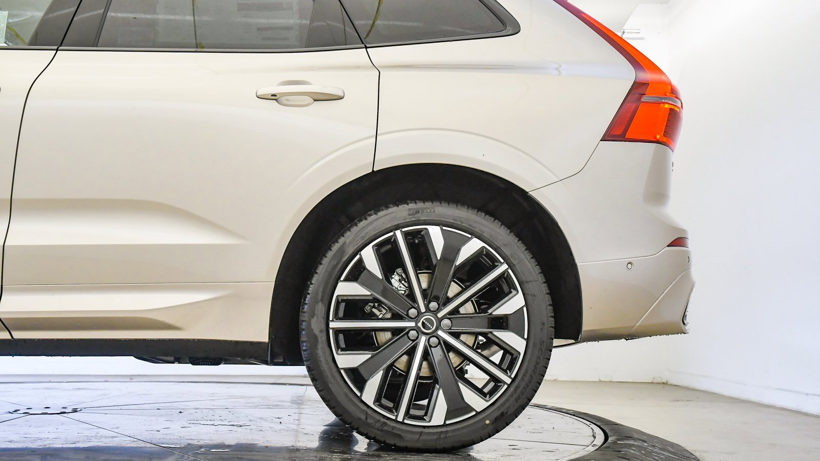 New 2026 Volvo XC60 B5 Ultra w/ Protection Package Premier image 11