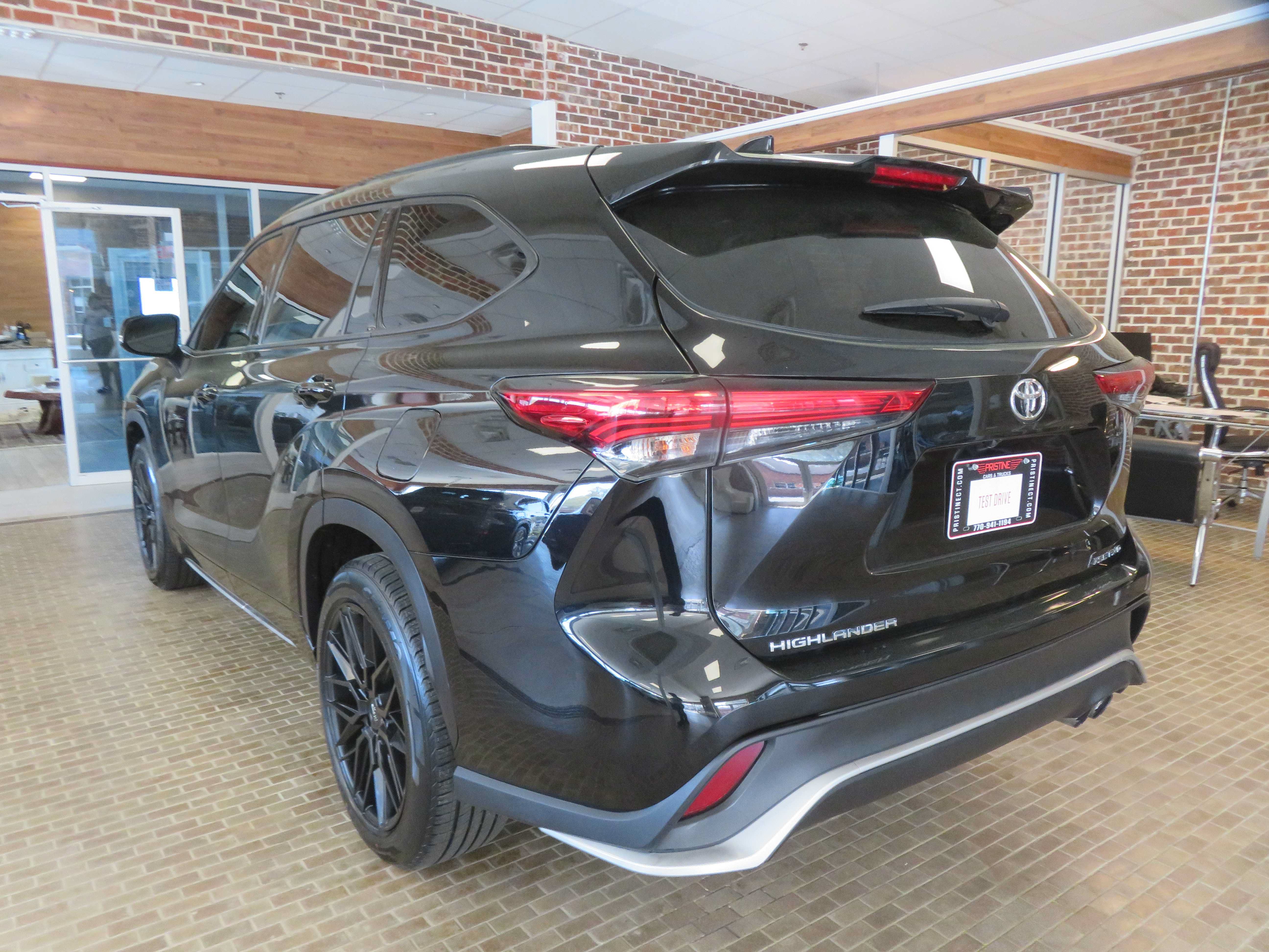 Used 2021 Toyota Highlander XSE AWD/4WD image 6