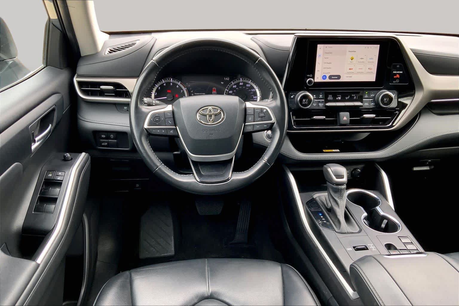 Used 2023 Toyota Highlander XLE FWD image 6