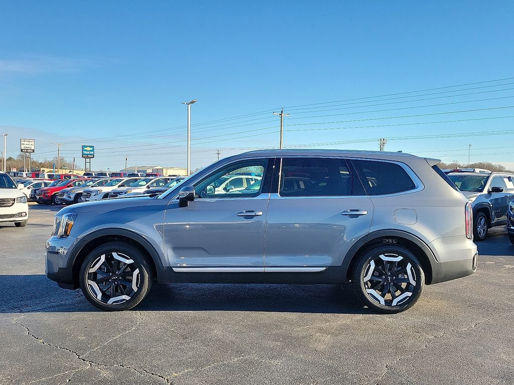 Used 2024 Kia Telluride EX w/ EX Captain's Chair Package image 3