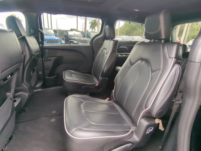 Used 2025 Chrysler Pacifica Limited FWD image 17