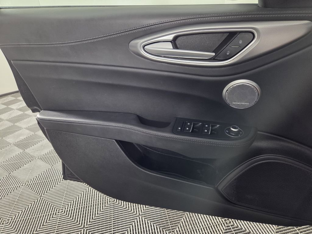 Used 2024 Alfa Romeo Giulia Veloce image 23