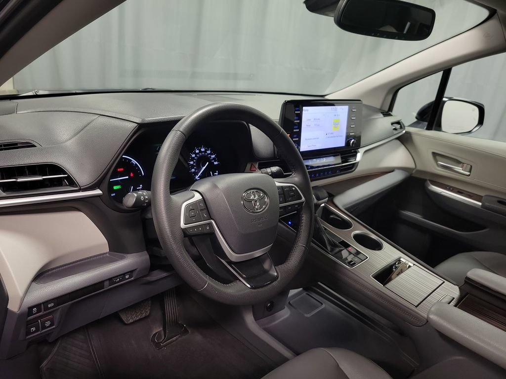 Used 2024 Toyota Sienna XLE AWD/4WD image 14