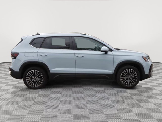Used 2025 Volkswagen Taos SE FWD image 2