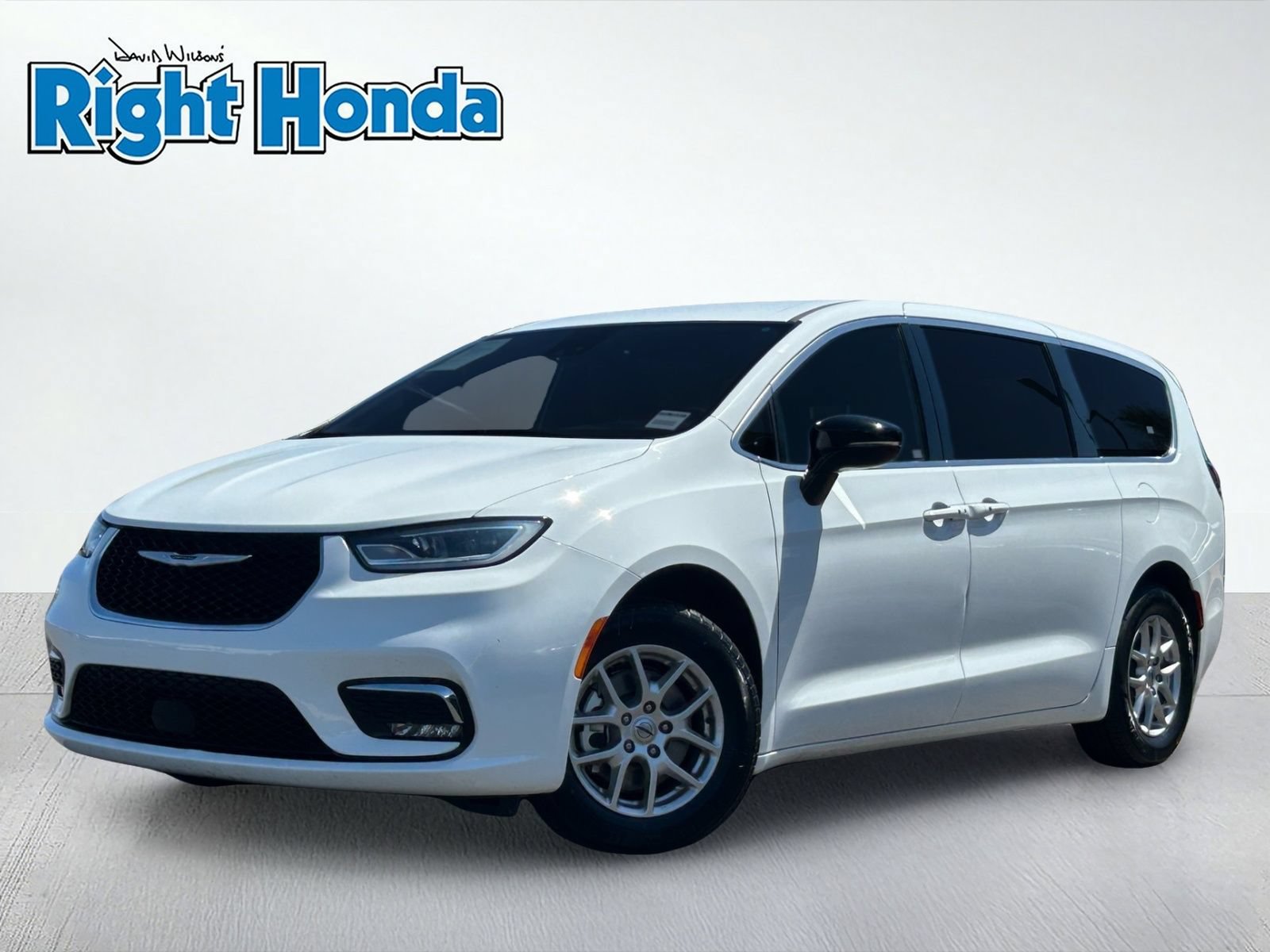 Used 2025 Chrysler Pacifica Select FWD image 2
