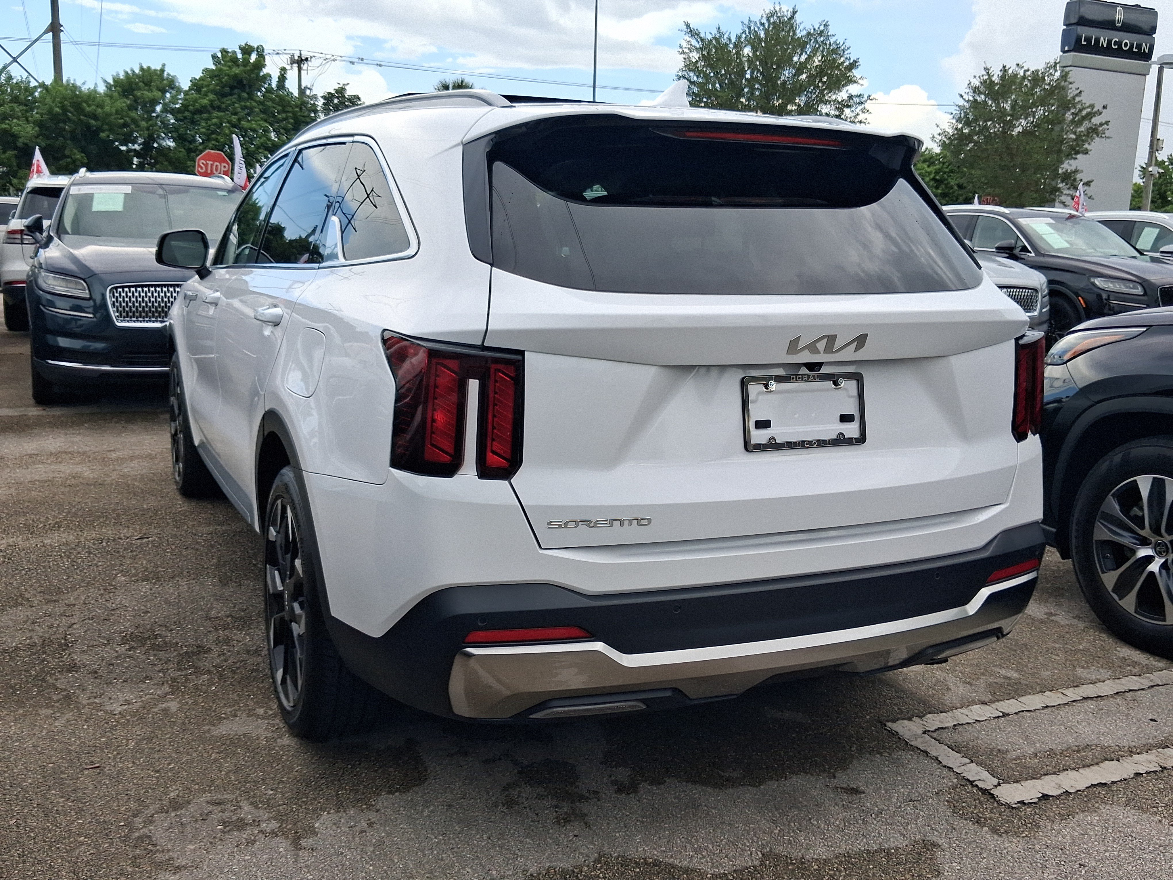 Used 2025 Kia Sorento EX w/ Panoramic Sunroof Package FWD image 3